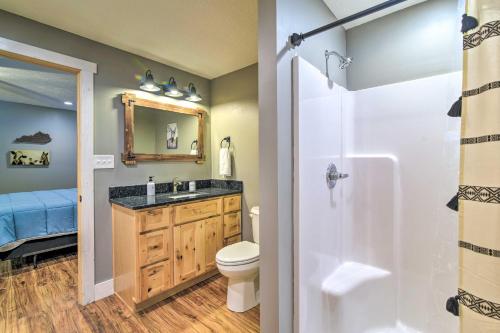Un baño con inodoro, lavabo y ducha. en Secluded Brownsville Cabin with Deck and Fire Pit, en Brownsville