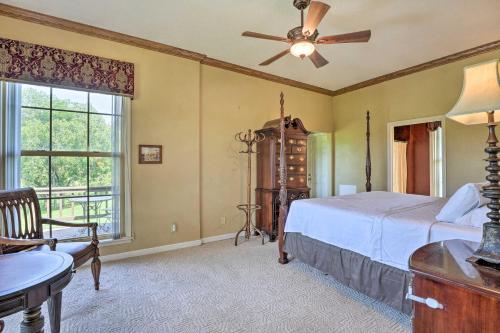 1 dormitorio con 1 cama y ventilador de techo en Anglers Ridge Waterfront Family Getaway! en Mammoth Spring