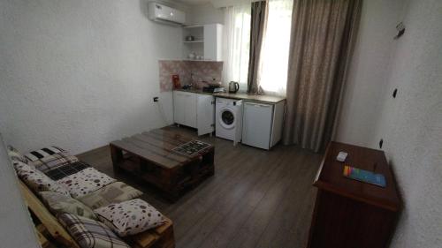 ein Wohnzimmer mit einem Sofa und einem Tisch in der Unterkunft Shapatava ApartHotel in Batumi