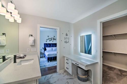 bagno con lavandino e specchio di Stylish Glendale Home with Private Yard and Patio a Phoenix