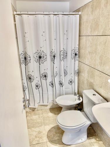 a bathroom with a dandelion shower curtain at Ayres de Córdoba 2, Asador, Terraza, Balcón, Excelente Ubicación in Cordoba