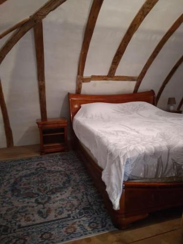 ein Schlafzimmer mit einem Bett und einem Teppich in der Unterkunft La Chapelle in Chanceaux-sur-Choisille