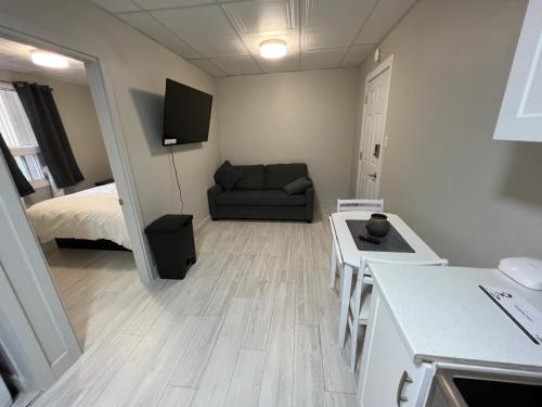 a small living room with a couch and a table at Le Centre-Ville in Rouyn