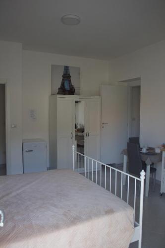 a room with a bed and a kitchen and a table at Ostello Villafranca in Pignola