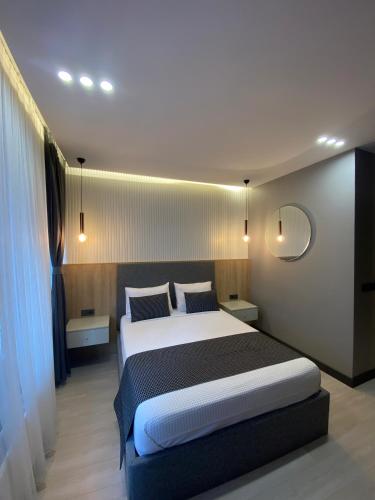 سرير أو أسرّة في غرفة في Santra Bosphorus Hotel