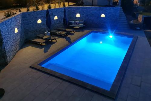 una gran piscina con una luz azul. en Villa Coris, en Draguignan