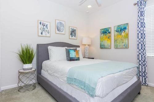 Postel nebo postele na pokoji v ubytování Sunshine Getaway: Stylish Home in Orlando