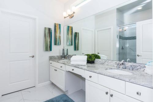 Koupelna v ubytování Sunshine Getaway: Stylish Home in Orlando