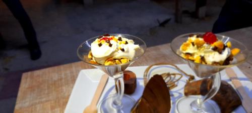 two bowls of ice cream on a table at biohotel tatacoa Qji in Villavieja