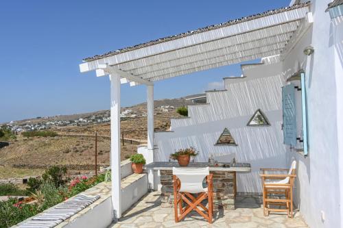 d'une terrasse avec une table et des chaises sous une pergola. dans l'établissement Astraia, à Agios Ioannis