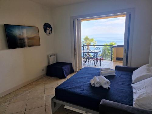 um quarto com uma cama e vista para o oceano em Taormina Bella Vista Apartment in center with pool by Taormina Holidays em Taormina