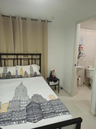 a bedroom with a bed with a picture of the united states at Hermoso Apartamento Carmen Renata III in Pantoja