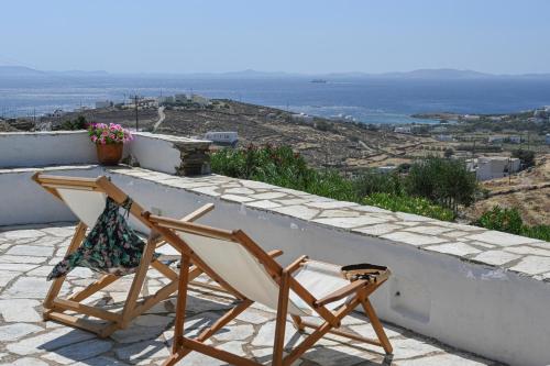 - deux chaises assises au-dessus du balcon dans l'établissement Astraia, à Agios Ioannis