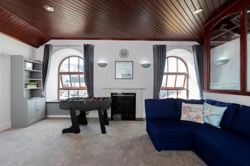 Cozy Cove Chapel في بورتلاند: غرفة معيشة مع أريكة زرقاء وطاولة