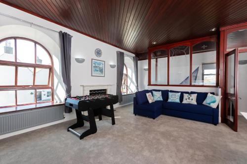 Et opholdsområde på Cozy Cove Chapel