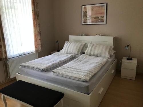 ゴスラーにあるFerienwohnung Bornemannのベッドルーム(白いシーツを使用した大型ベッド1台付)