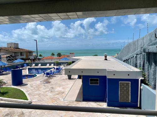 - une vue sur la piscine depuis le balcon du complexe dans l'établissement Terrazzo PontaNegra flat Flat Vista Mar Apto 201, à Natal