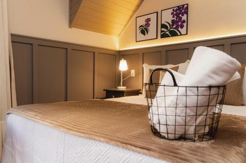 a hotel room with a basket on the bed at Natureza Eco Lodge in Vargem Alta