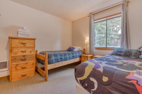 1 dormitorio con 2 camas y ventana en Little Trail Lodge - Unit A, en Government Camp