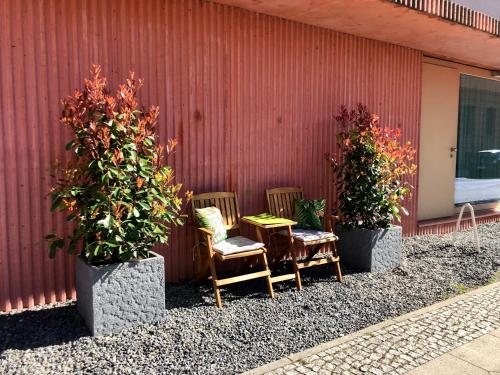 two chairs and a table in front of a building at Tiny House in Berlin Rummelsburg in Berlin