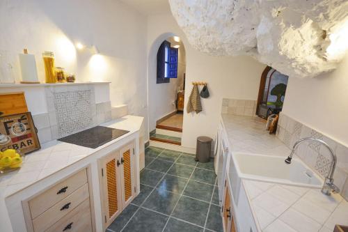Koupelna v ubytování Casa Rosario, Frigiliana Large Historic Townhouse with Amazing Roof terrace HansOnHoliday Rentals