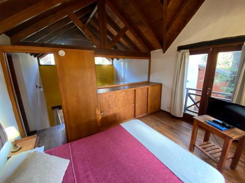 a living room with a fish tank and a couch at Complejo de Cabañas Tunquelen in Mar de las Pampas
