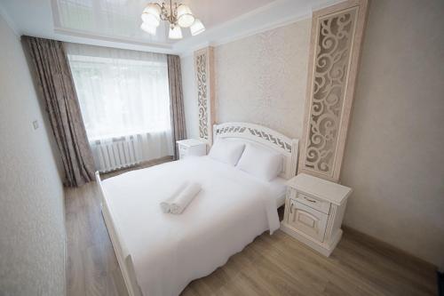 リヴィウにあるАпартаменти з 2-ма ізольованими спальнями і балконом в центрі Львоваのベッドルーム(白いベッド1台、窓付)
