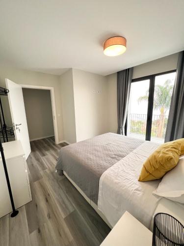 Ένα ή περισσότερα κρεβάτια σε δωμάτιο στο Dona I Apartments at Botanical Garden