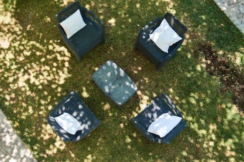 a group of chairs sitting in the grass at El Molino in Cazorla