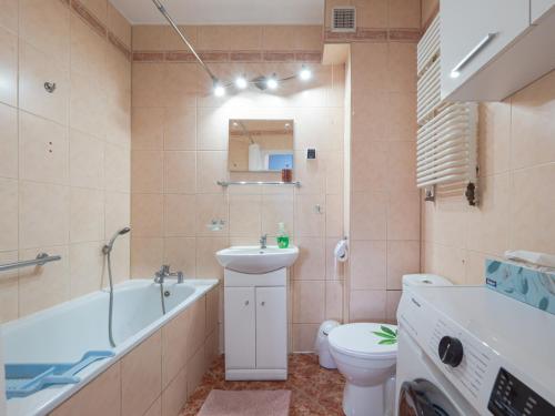 ein Badezimmer mit einem Waschbecken, einem WC und einer Badewanne in der Unterkunft Mieszkanie Centrum in Iława