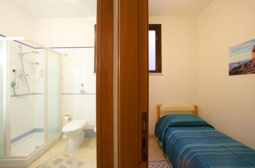 ein Bad mit einem Bett, einer Dusche und einem WC in der Unterkunft Villa Alle Falde di Cofano in Custonaci