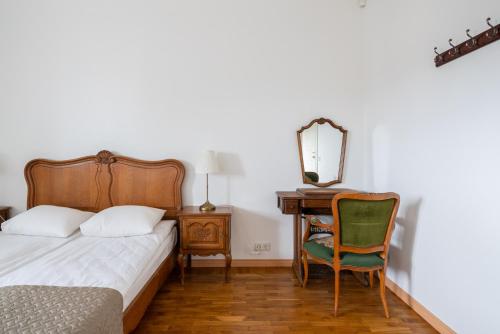 um quarto com uma cama, uma secretária e um espelho em Old Town - Suur Karja Apartment em Talin