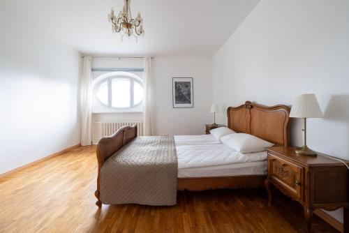um quarto com uma cama, uma cómoda e uma janela em Old Town - Suur Karja Apartment em Talin