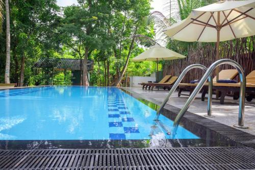Der Swimmingpool an oder in der Nähe von Hela Gedara Villa Beruwala