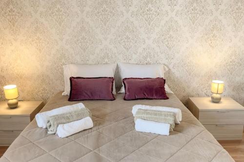 A bed or beds in a room at Casa da Pedra
