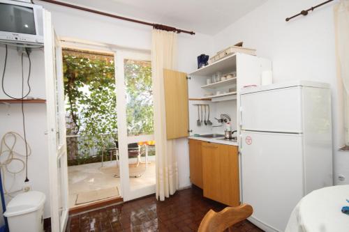 Kuchyň nebo kuchyňský kout v ubytování Apartments by the sea Zaboric, Sibenik - 8368