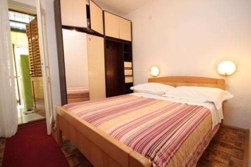 Postel nebo postele na pokoji v ubytování Apartments by the sea Zaboric, Sibenik - 8368