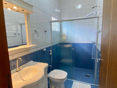uma casa de banho com um WC, um lavatório e um chuveiro em Área Central/3 quartos/grande grupos em Marília