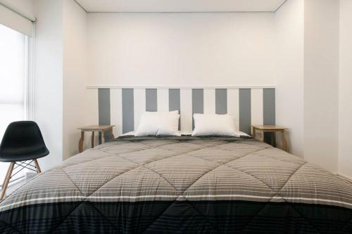 sypialnia z łóżkiem z paskowym zagłówkiem w obiekcie Beautiful loft. King size bed. 150 Mbps internet. w mieście Meksyk