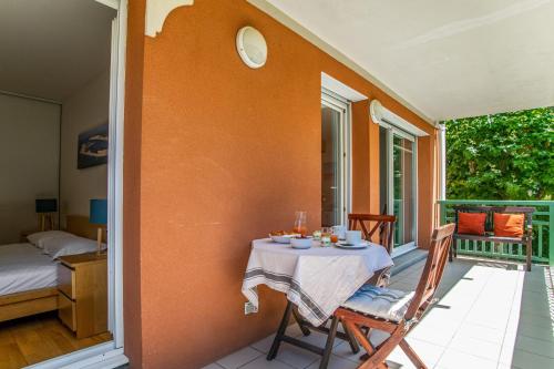 une table et des chaises sur le balcon d'une maison dans l'établissement Appartement Duchez - Welkeys, à Arcachon