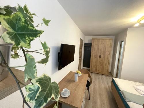 una pequeña sala de estar con cama y mesa. en Apartments and rooms pri Bašlju, en Cerkno
