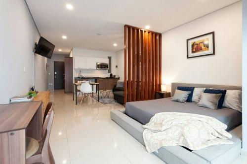 a bedroom with a bed and a living room at Chic loft! 150 BPS fiber optic internet in Mexico City
