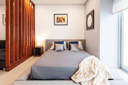 a bedroom with a bed in a room with a window at Chic loft! 150 BPS fiber optic internet in Mexico City