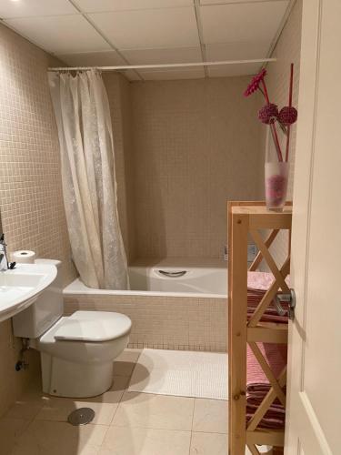 ein Badezimmer mit einem WC, einer Badewanne und einem Waschbecken in der Unterkunft Alberto Villa Romana in Roquetas de Mar