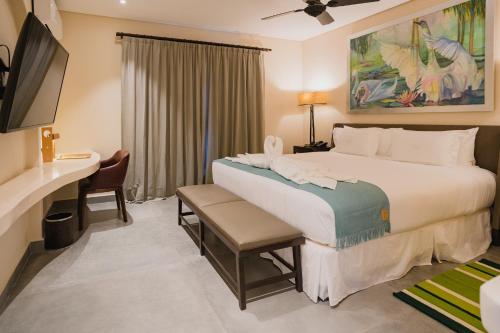 um quarto de hotel com uma cama e uma secretária em Piattelli Wine Resort em Cafayate