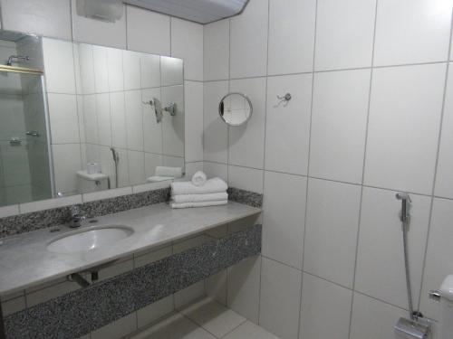 a bathroom with a sink and a mirror at Nacional Inn Campinas Trevo in Campinas