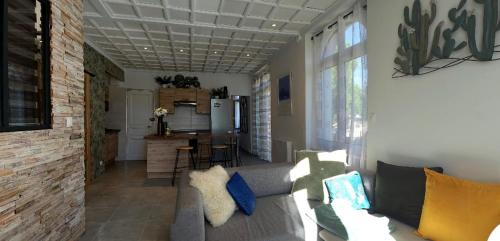 un salon avec un canapé et une cuisine dans l'établissement Superbe T3 moderne front de mer/ 2 Balcons 2 Chmbr, à Saint-Cyr-sur-Mer