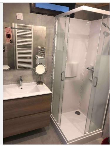 une salle de bain avec douche et lavabo dans l'établissement Superbe T3 moderne front de mer/ 2 Balcons 2 Chmbr, à Saint-Cyr-sur-Mer