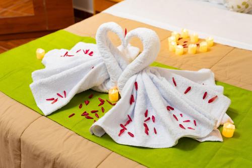 two towels with swans on top of a bed at Fanda in Sauce