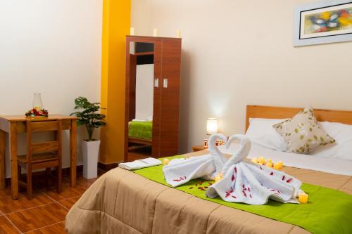a bedroom with two swans towels on a bed at Fanda in Sauce